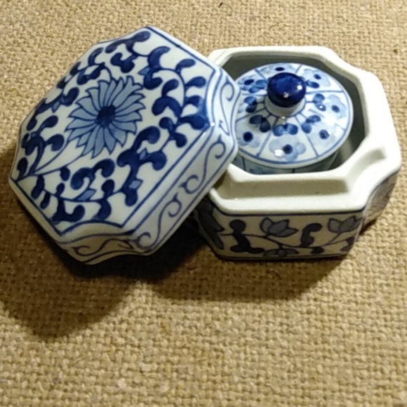 Blue and White Porcelain Trinket Boxes - Picture 2 of 4